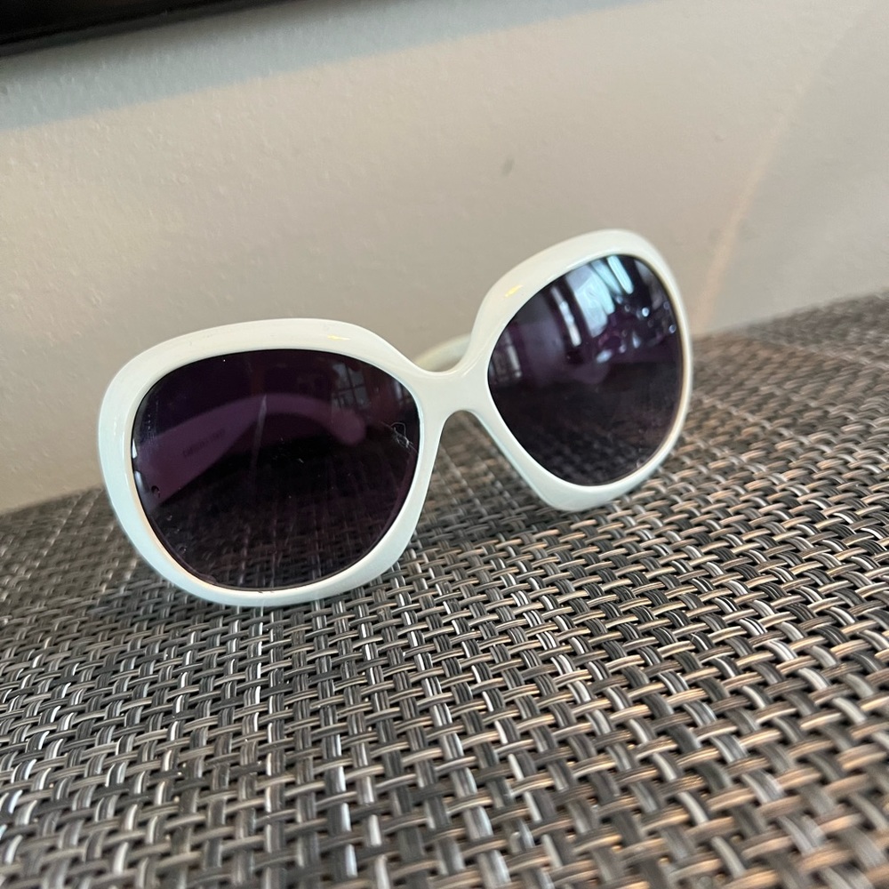 Bundle of Sunglasses - Picture 4 of 6